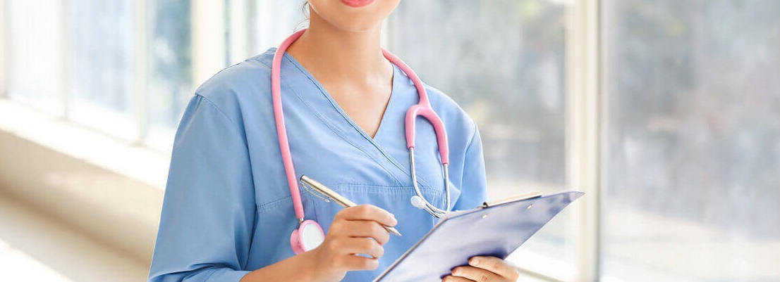 Enfermeiro fazendo anotações