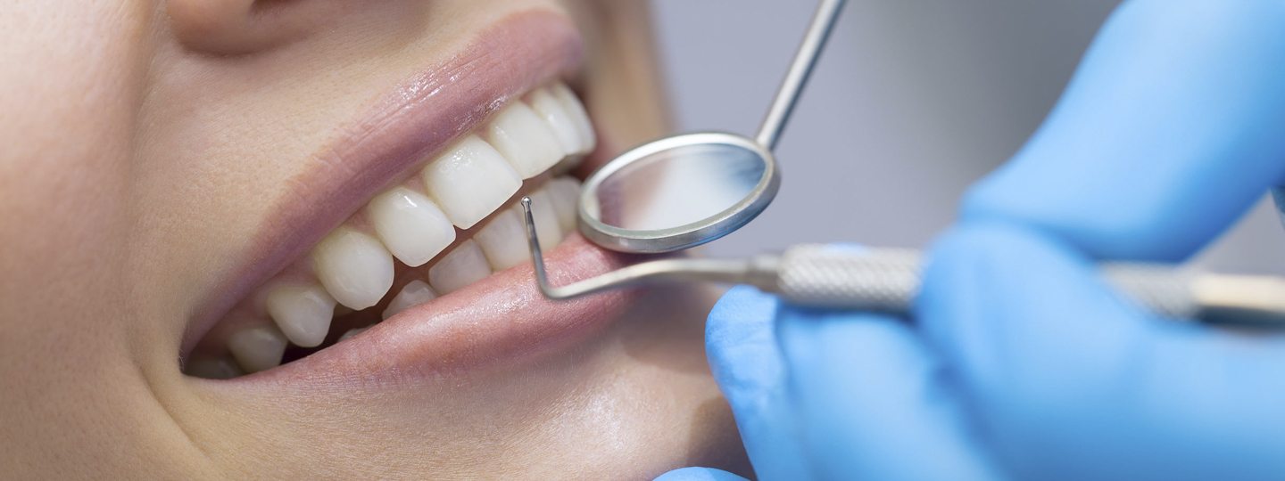 dentista analisando dentes de uma paciente