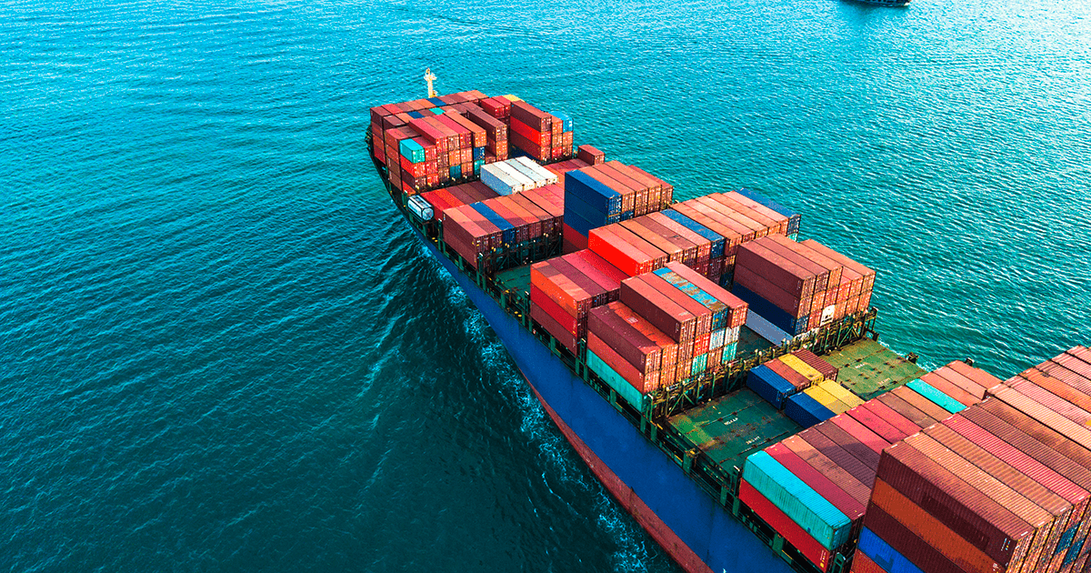 navio com containers de importação