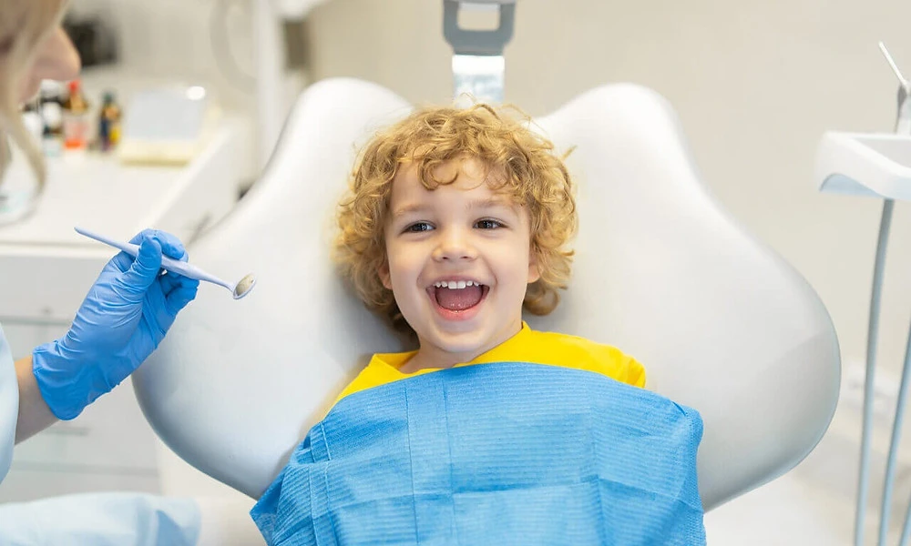 criança fazendo consulta no dentista