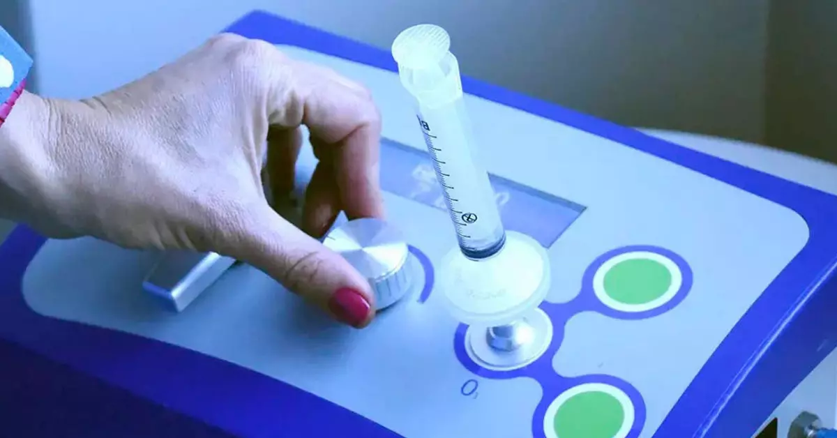 máquina de ozonioterapia sendo usada por uma médica