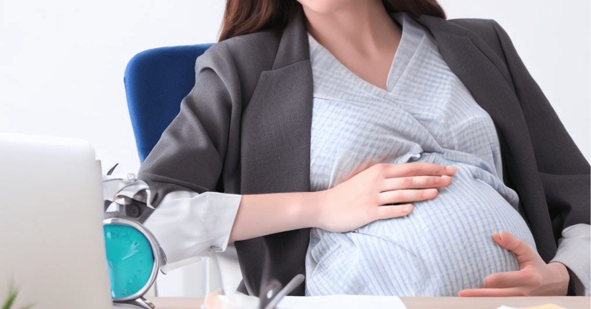 uma mulher gravida em uma mesa de escritório